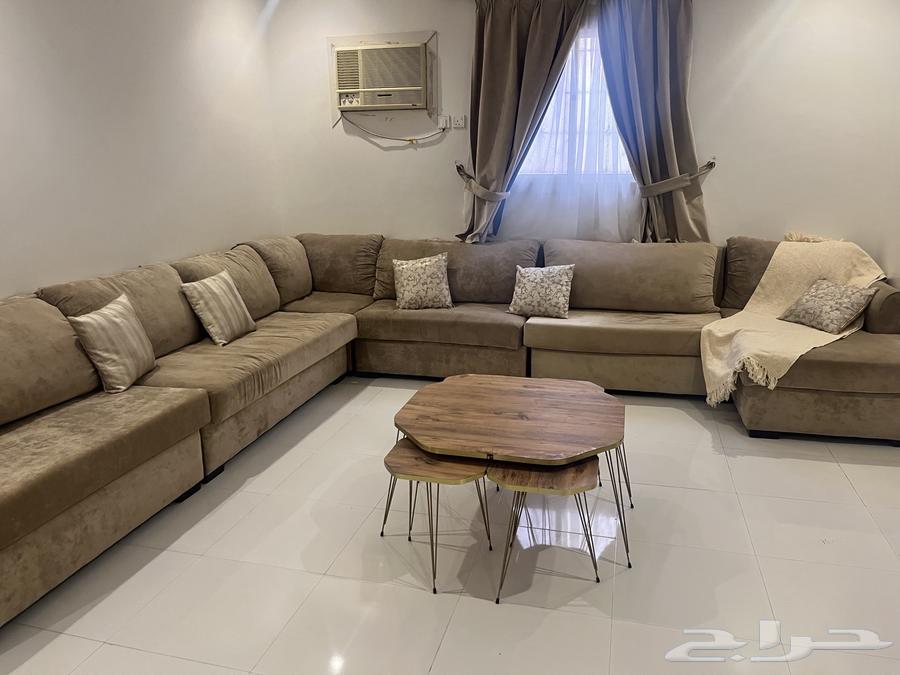 كنب مع طاولاته والستاير للبيع64429802636803110