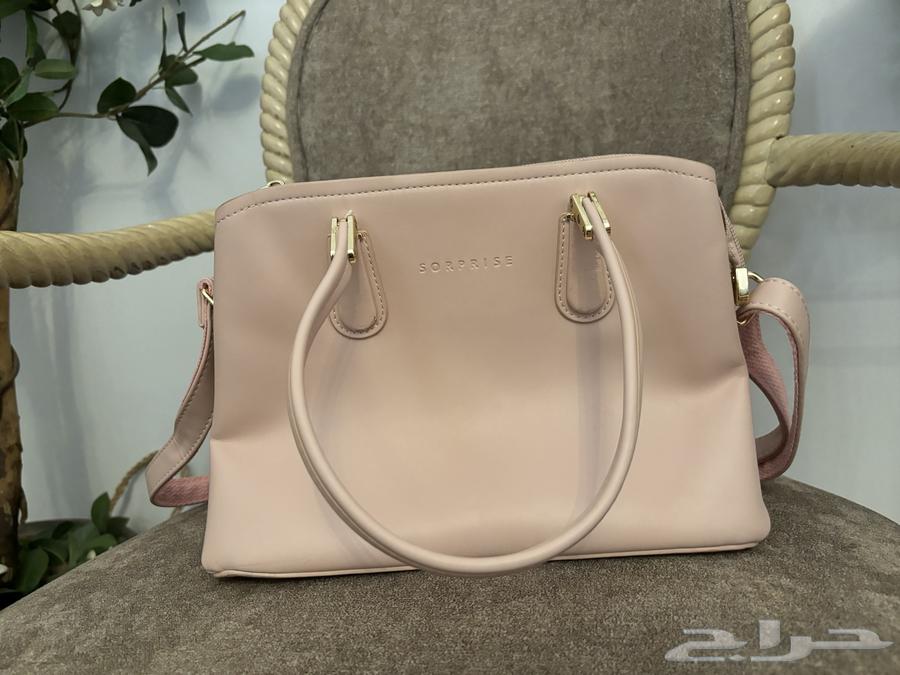 شنطة ماركة surprise نسائية بحالة ممتازة ومعها هدية64429451834753110