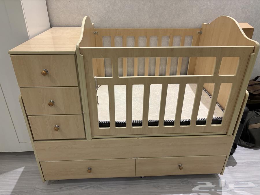 للبيع سرير أطفال متحرك بكفرات 5 أدراج للتخزين64430164551171110