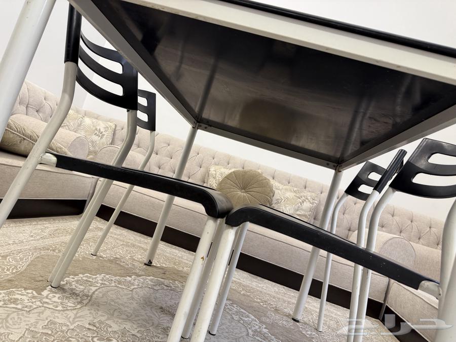 طاولة طعام مستعمل للبيع64428982370945110