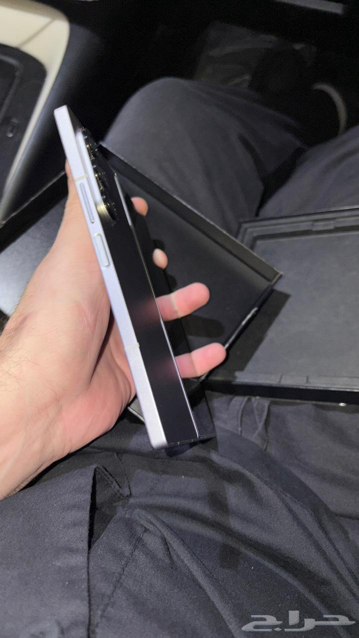 Apple watch   samsung z fold 664431318739969110