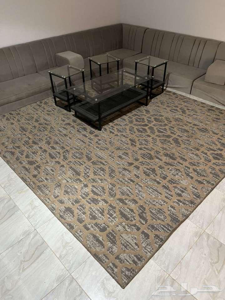 Sofa and table64430562442625111