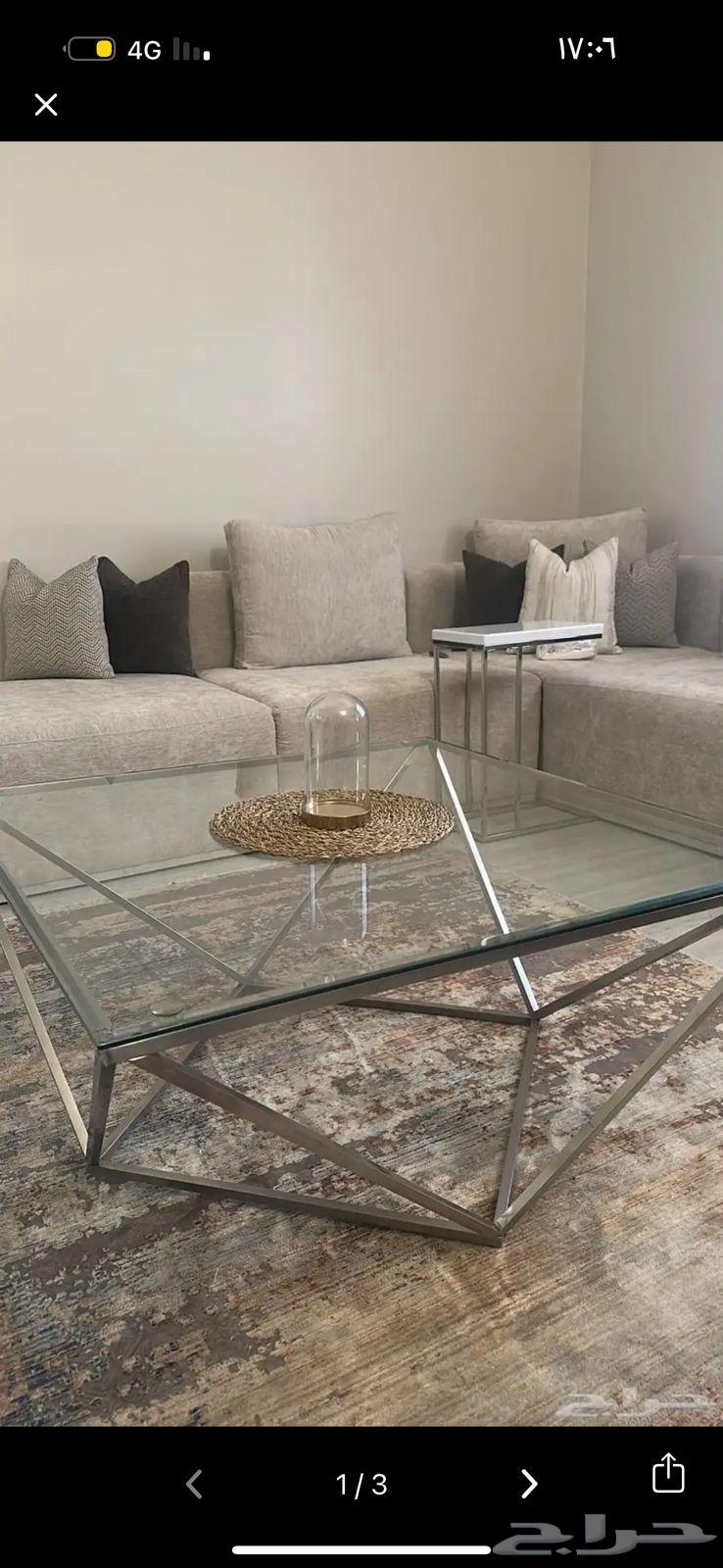 طاوله قهوه مودرن ومعها ثنتين خدمه وكلها بحاله شبه جديده64430448525953110