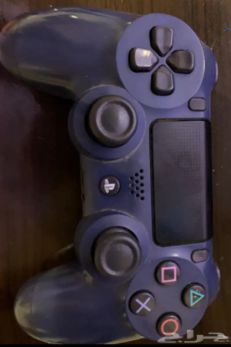 للبيع يد سوني 4 اللون ازرق فيه زر بس خربان هو سهم تحت64433485326850110