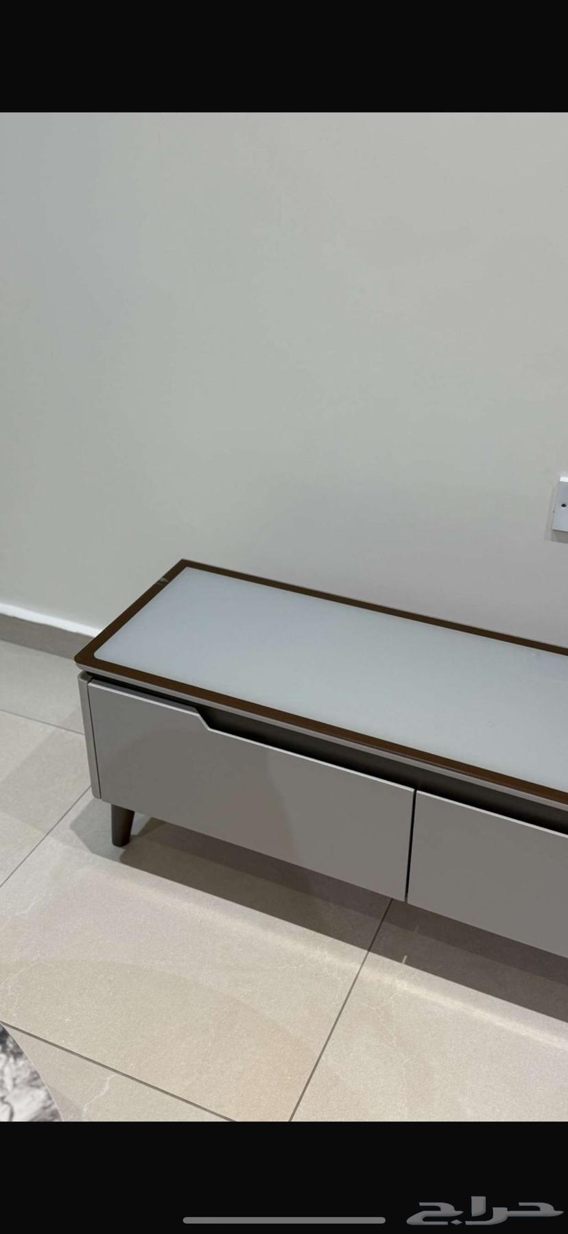 طاولة قهوه وطاولة تلفزون جوده جيده جدا  واستخدام نظيف64432074269441112
