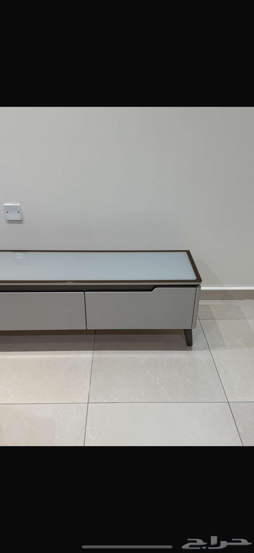 طاولة قهوه وطاولة تلفزون جوده جيده جدا  واستخدام نظيف64432074269441111