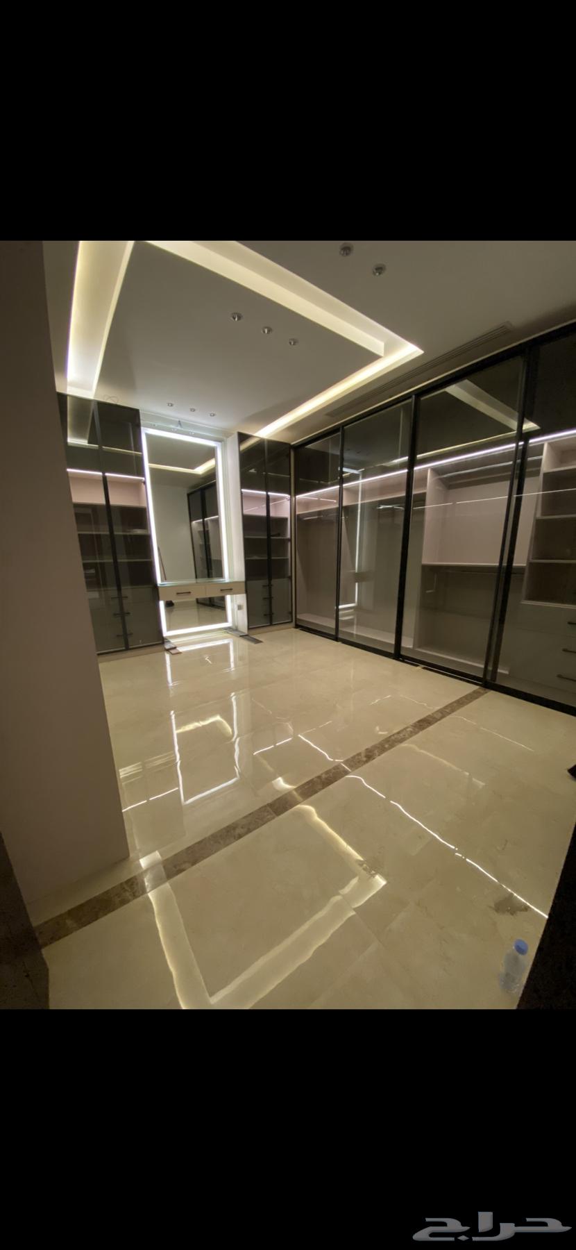 خزائن وتسريحة شبه جديدة للبيع خشب ايطالي64432101472899110