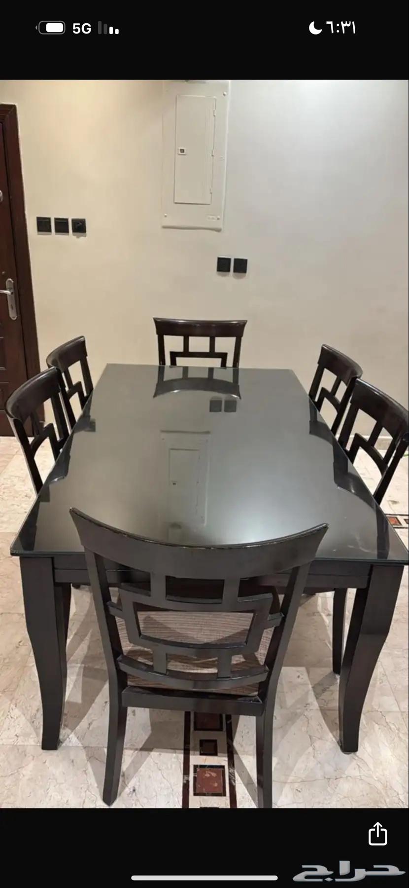 New dining table, clean and with glass top64427290834051112