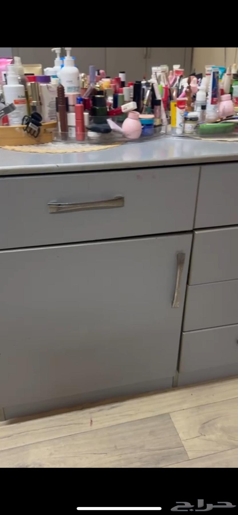 Commode with a five-drawer connected cabinet64427852012675111