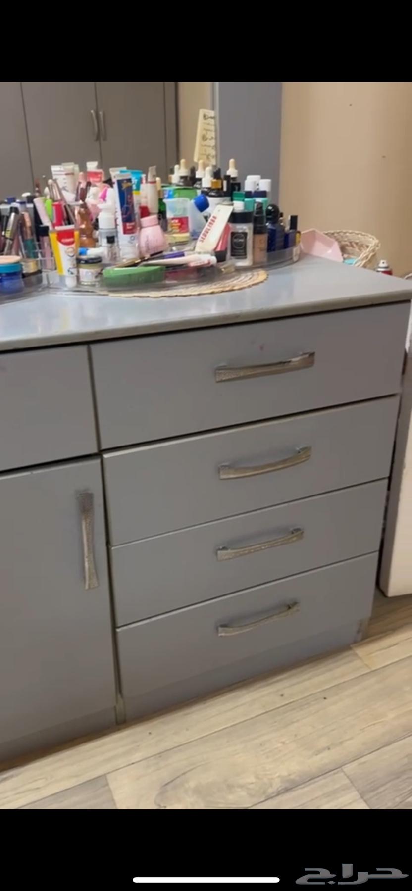 Commode with a five-drawer connected cabinet64427852012675112