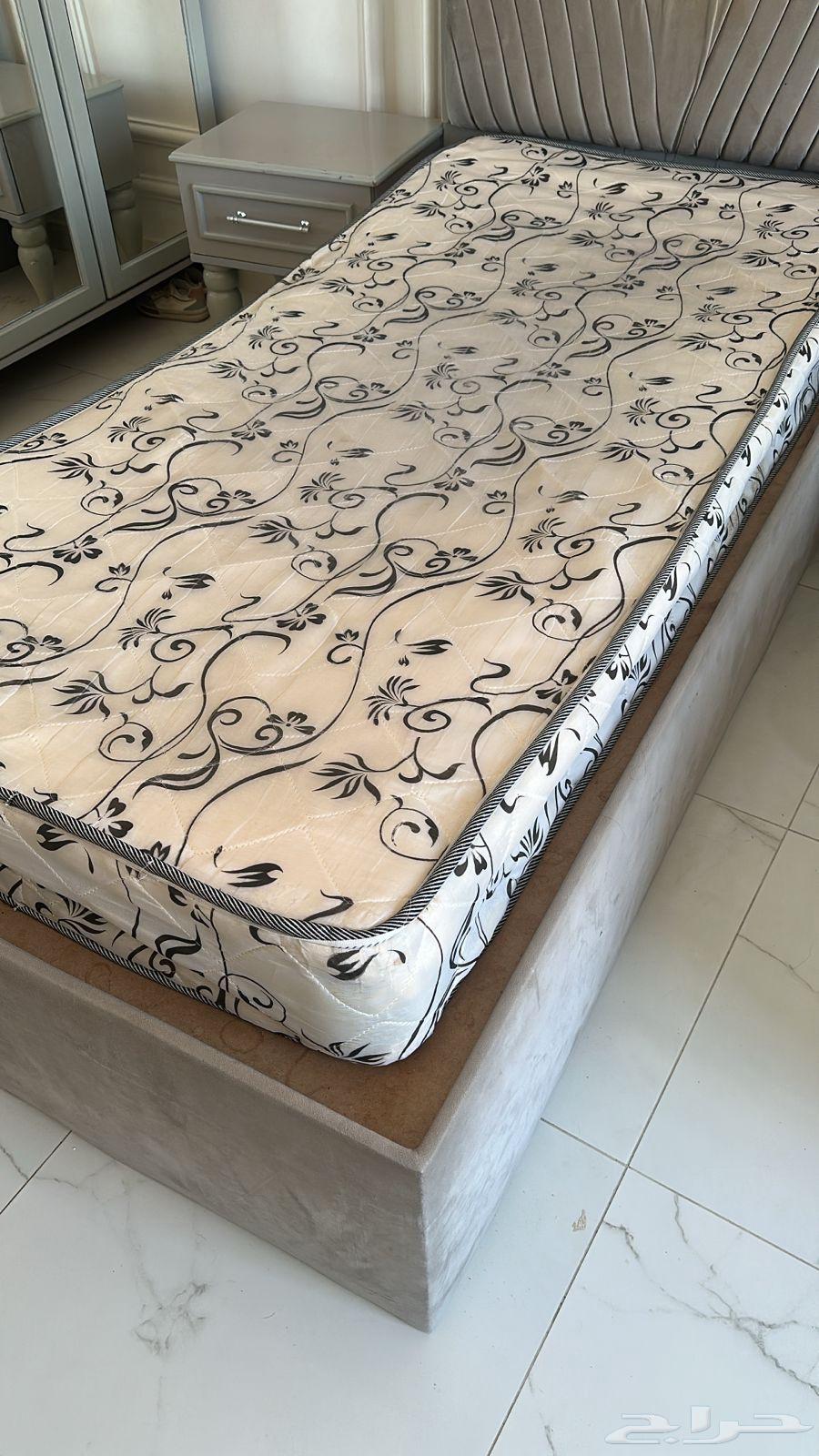سرير وكمدينه وطراحه64428955732483111