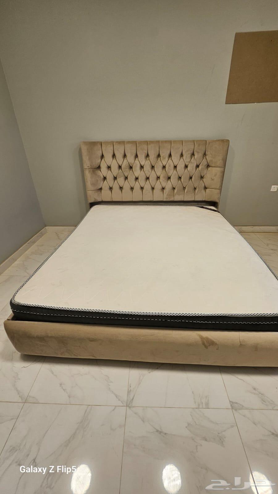 سرير ومرتبه للبيع مستعجل جدا64430765534081111