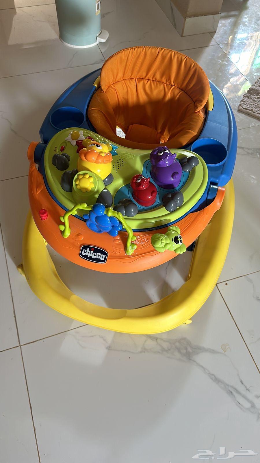 للبيع بسبب السفر اغراض ممتازه ويوجد سرير وكرسي هزاز64430097759873110