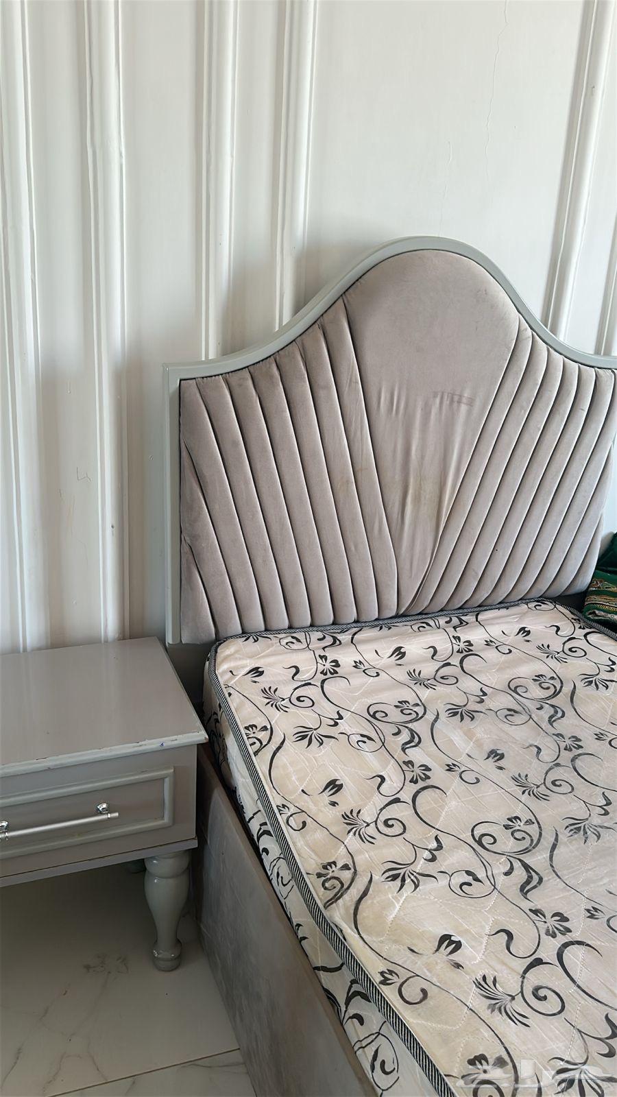 سرير وكمدينه وطراحه64428955732483110