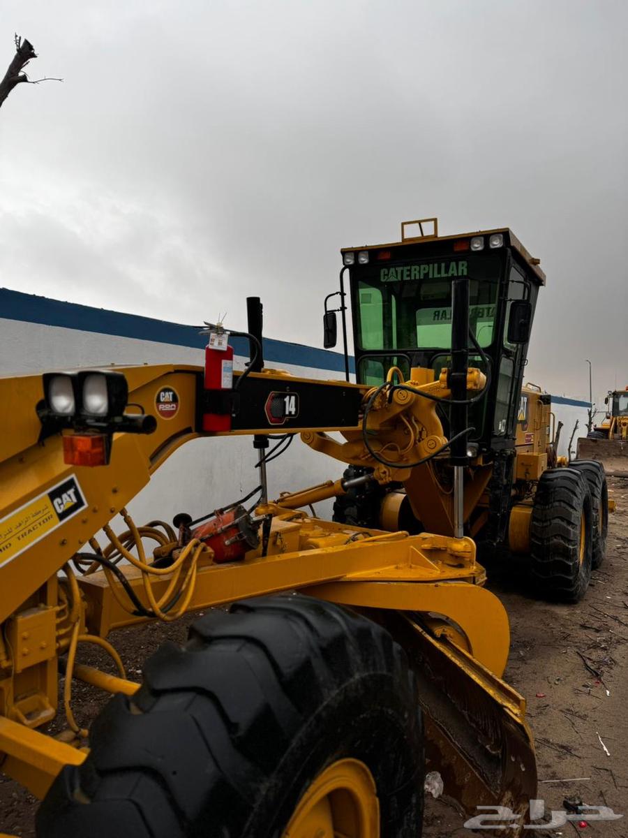 Excavator and grader equipment available64590643169921112