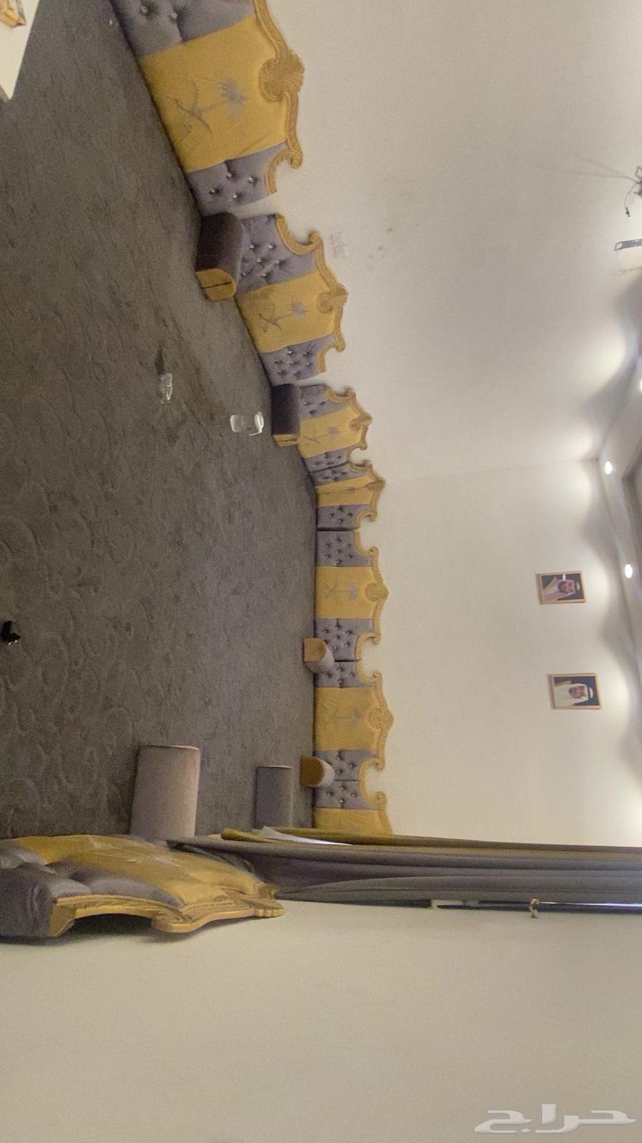 مجلس رجالي ارضي للبيع معه الفرشه والستاره64434537986051110