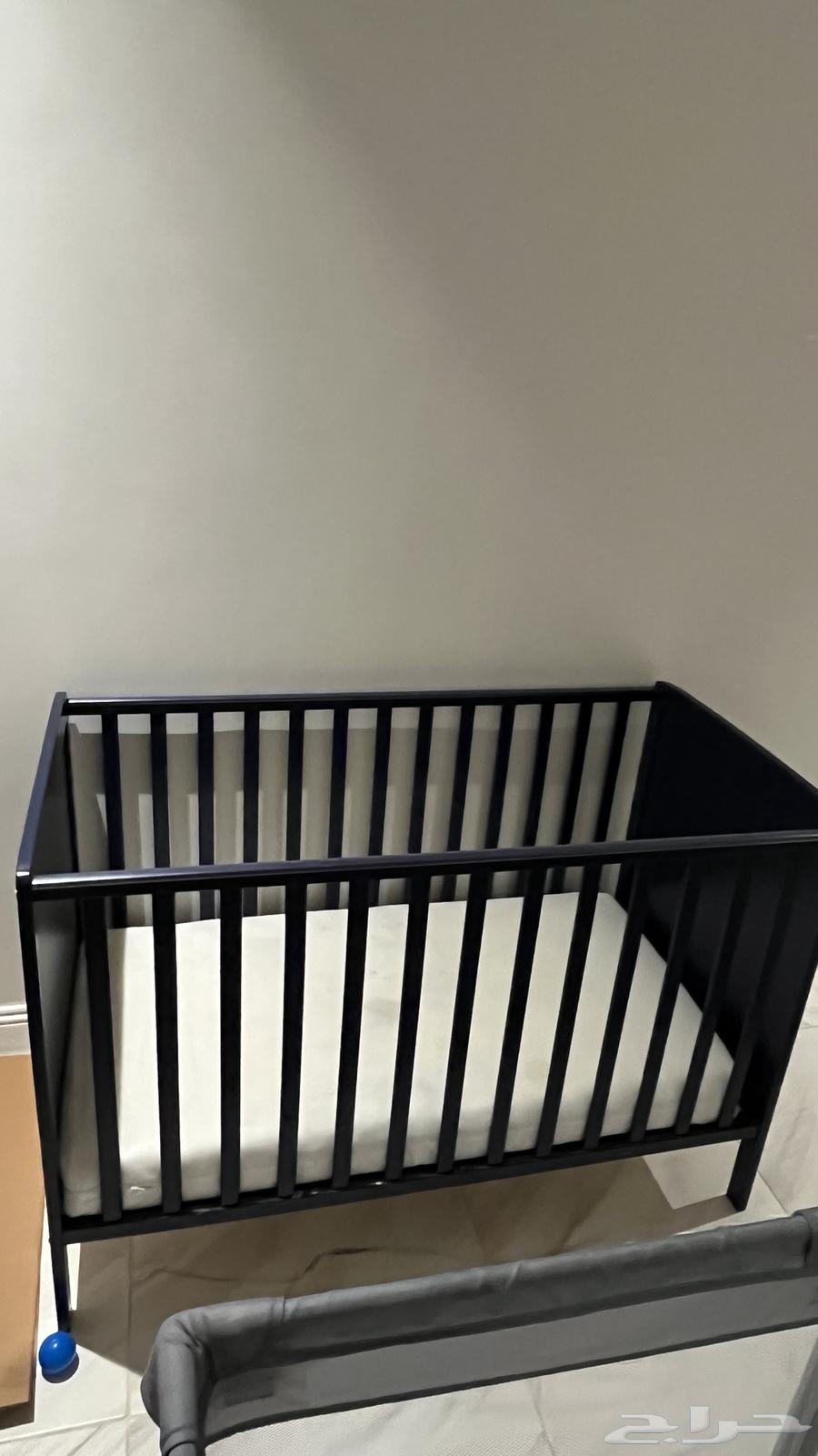 سرير اطفال خشب لون كحلي شبه جديد64439609809026110