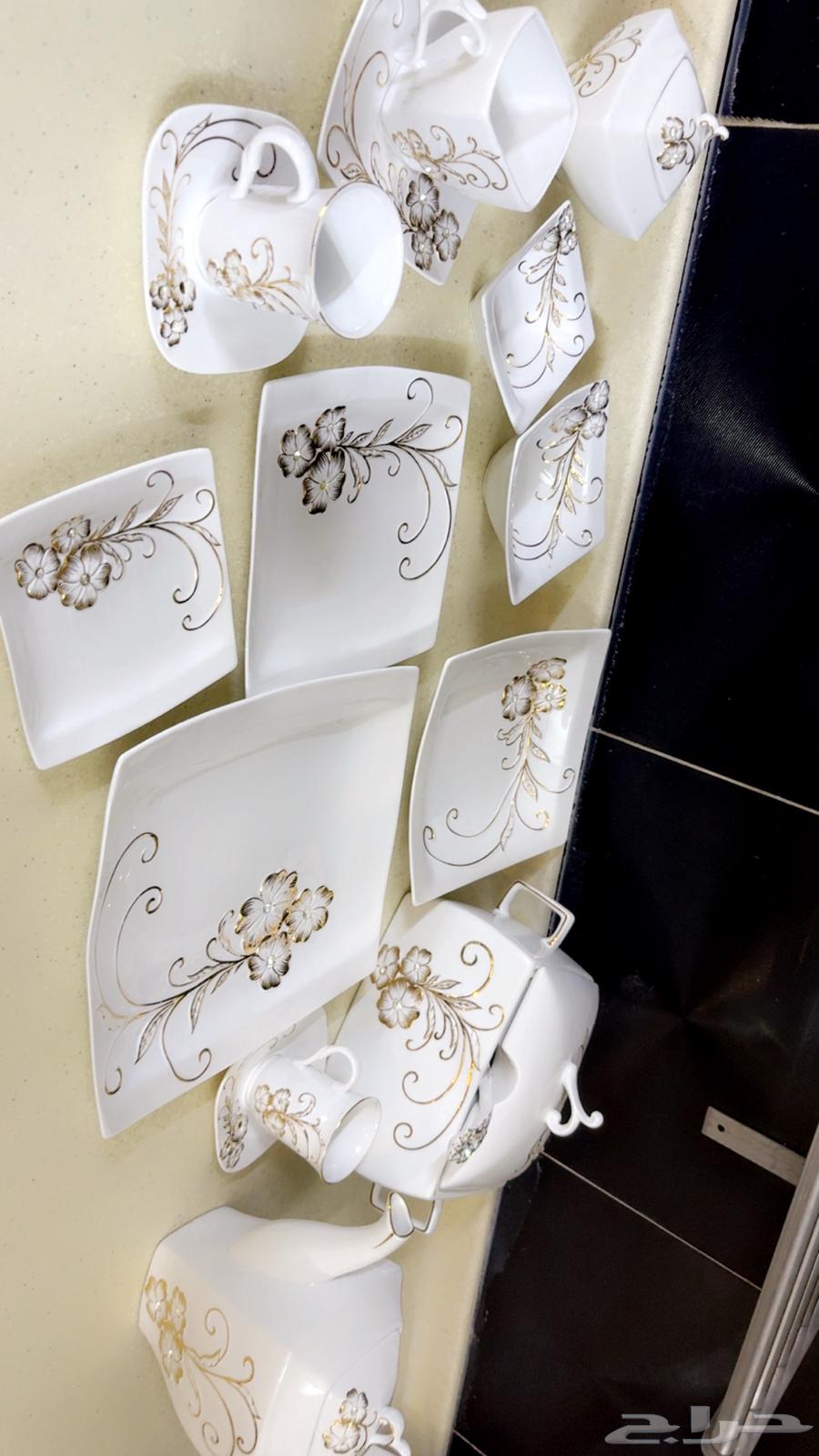 A dining set consisting of 12 pieces, each piece64441609211777110