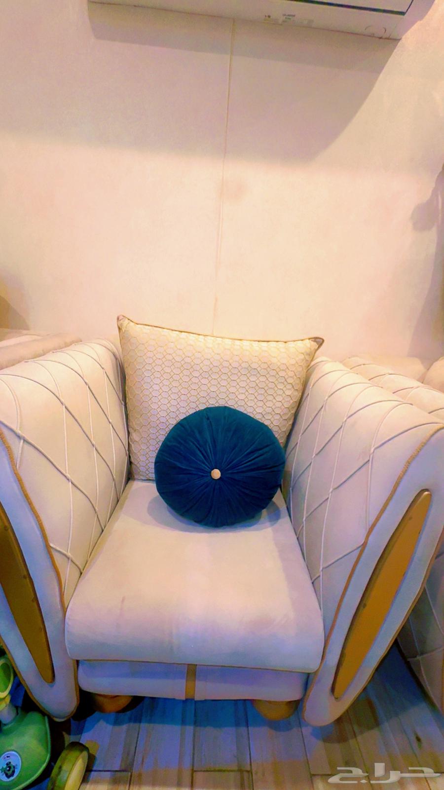 Luxurious sofa for sale in Jeddah, 5 pieces with curtains and chandelier64439293702531110