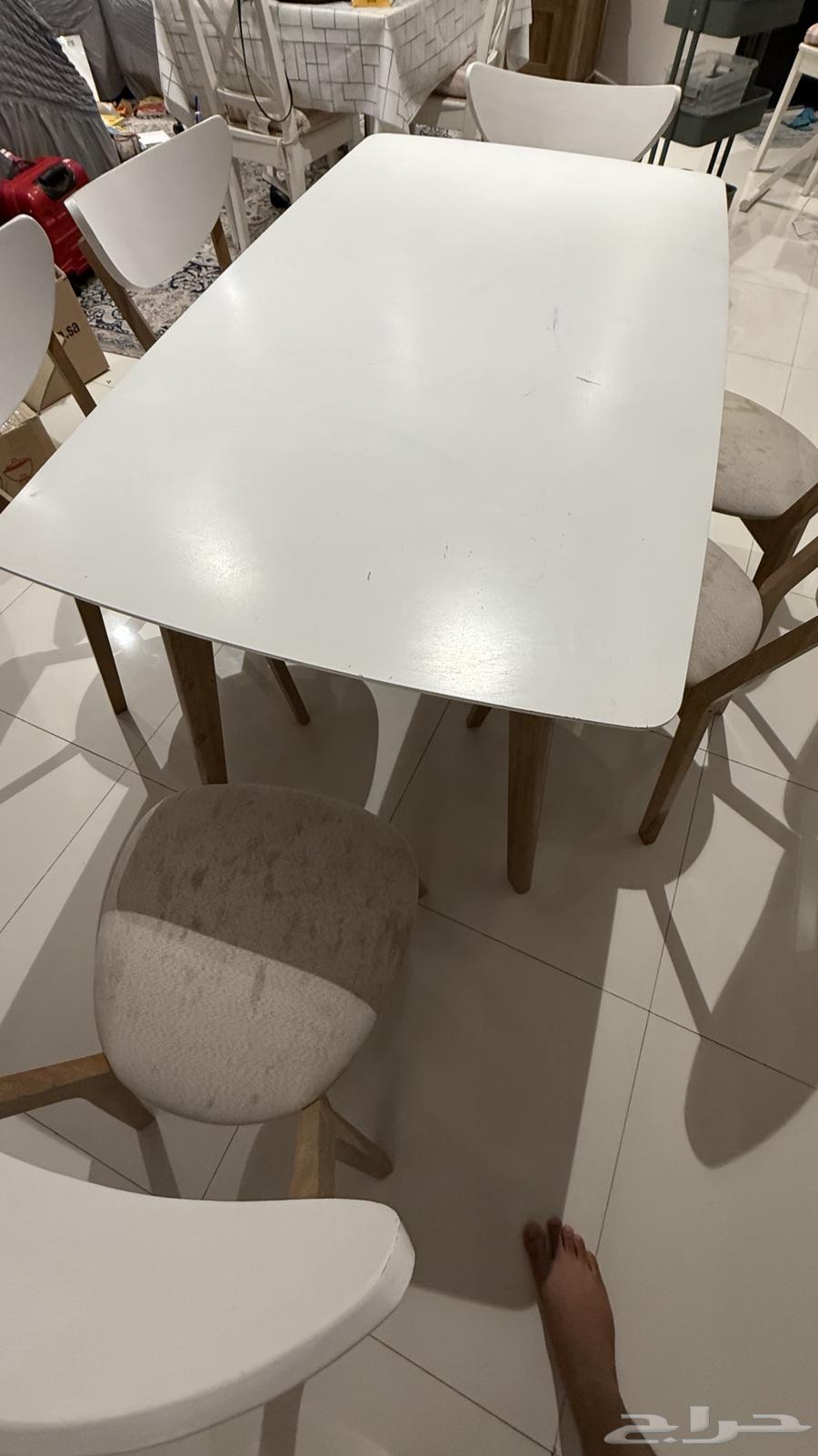 Dining table and chairs64439650829186112