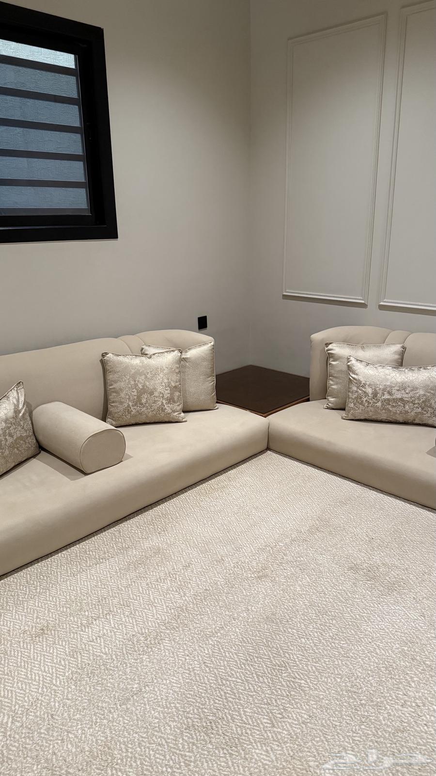 كنب مجلس أرضي نظيف جدا  (على السوم64437639066498112