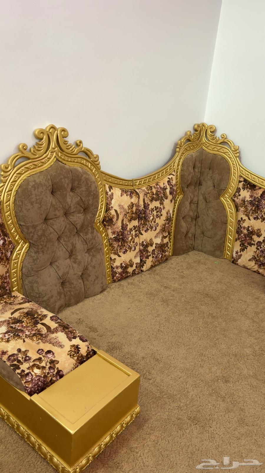 Council with a floor table64441076552067112