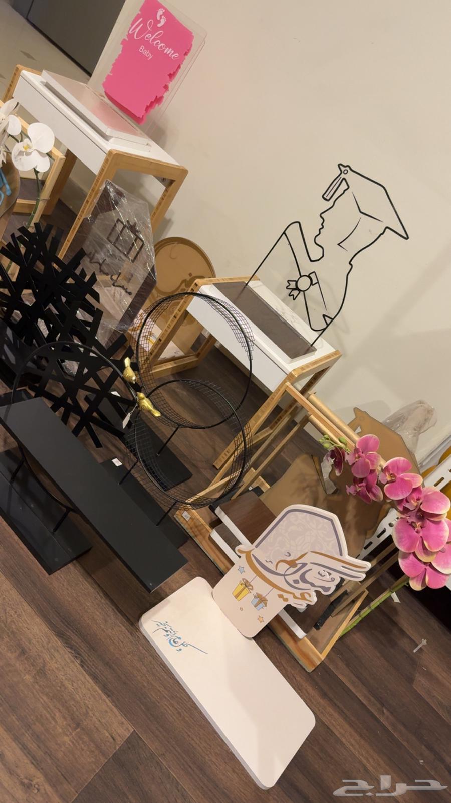 بضاعة محل هدايا وتحف64437449872770112