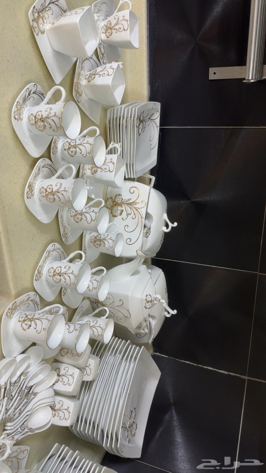 A dining set consisting of 12 pieces, each piece64441609211777113