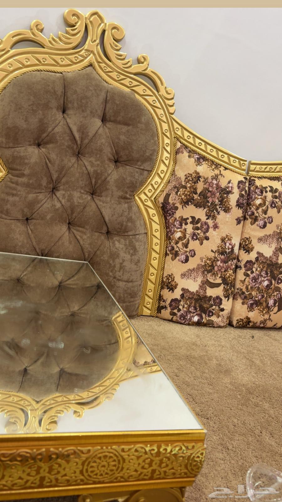 Council with a floor table64441076552067110