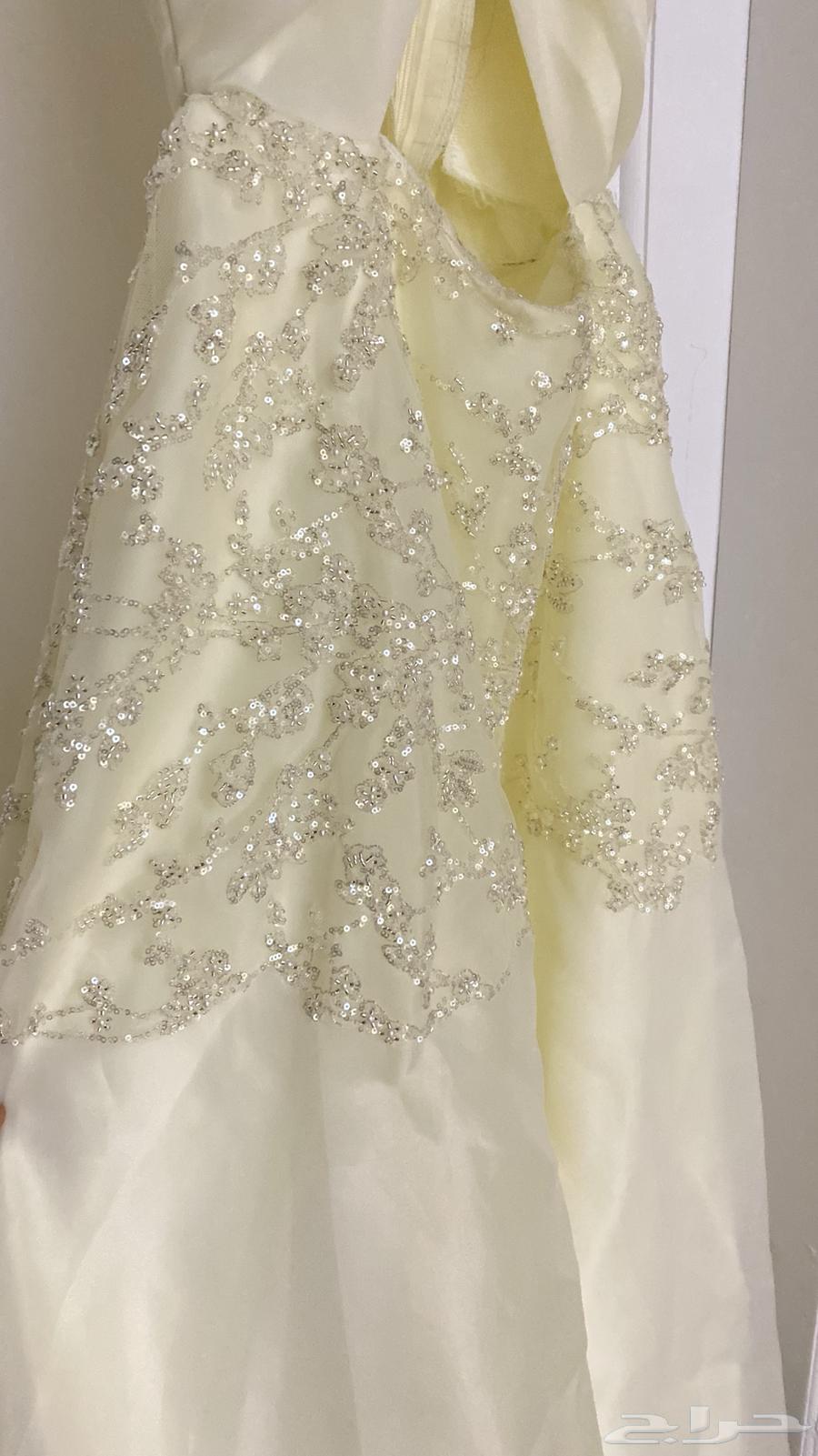 فستان لونه بيج وقريب من صفار الزبده64434564956417112