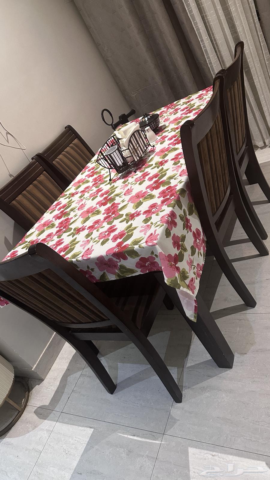 Dining table64441117376258112