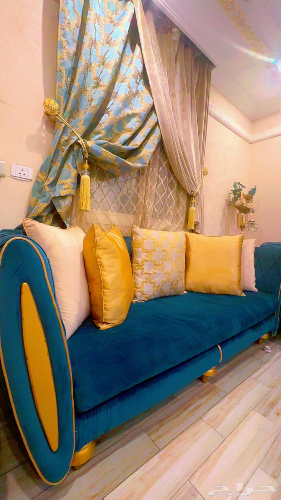 Luxurious sofa for sale in Jeddah, 5 pieces with curtains and chandelier64439293702531112