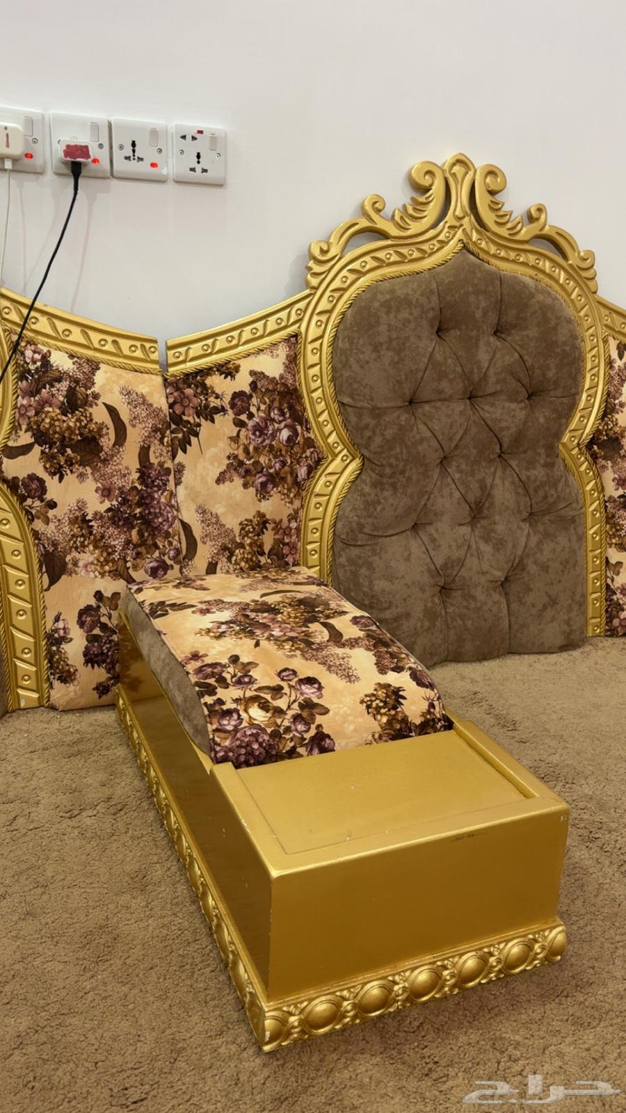 Council with a floor table64441076552067113