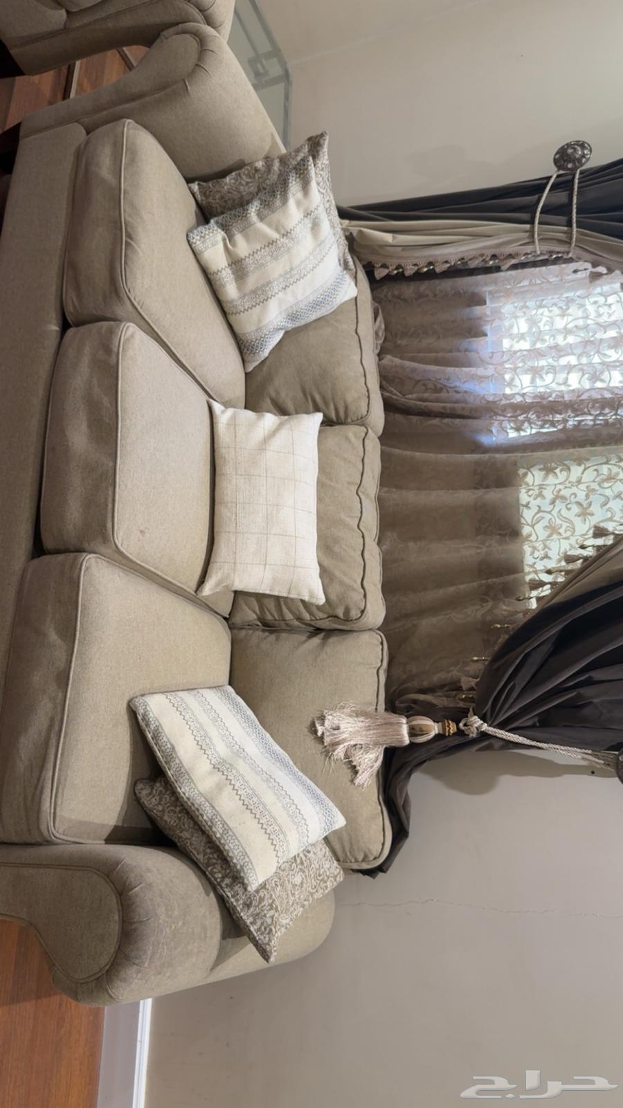 كنب مكون من 4 قطع مع خداديات يحتاج إلى غسيل فقط شبه جديد64441076518275111