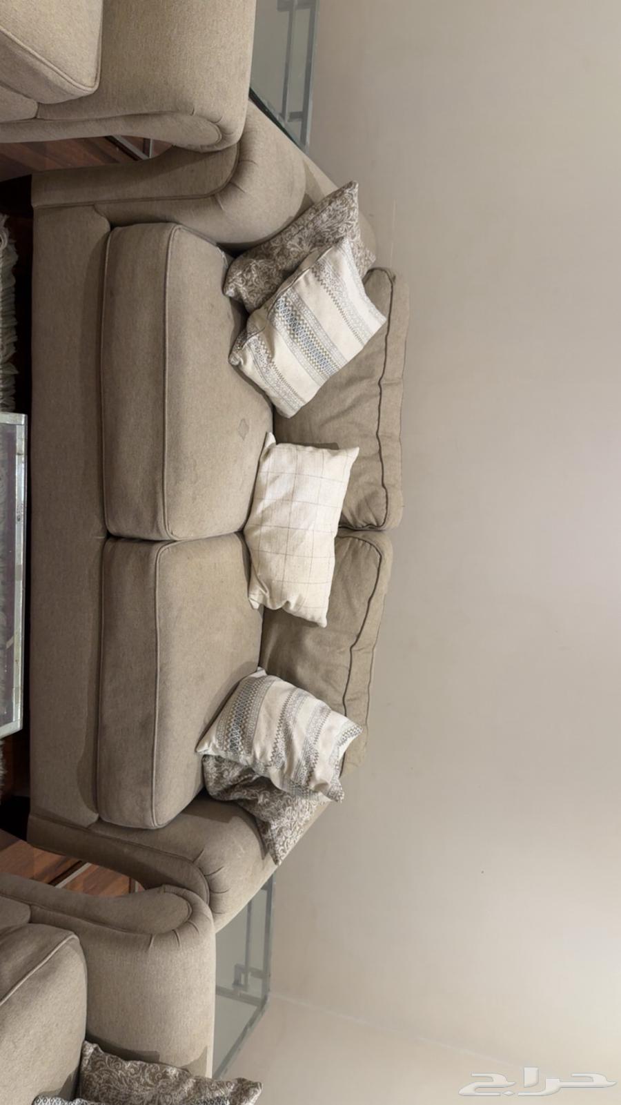 كنب مكون من 4 قطع مع خداديات يحتاج إلى غسيل فقط شبه جديد64441076518275112