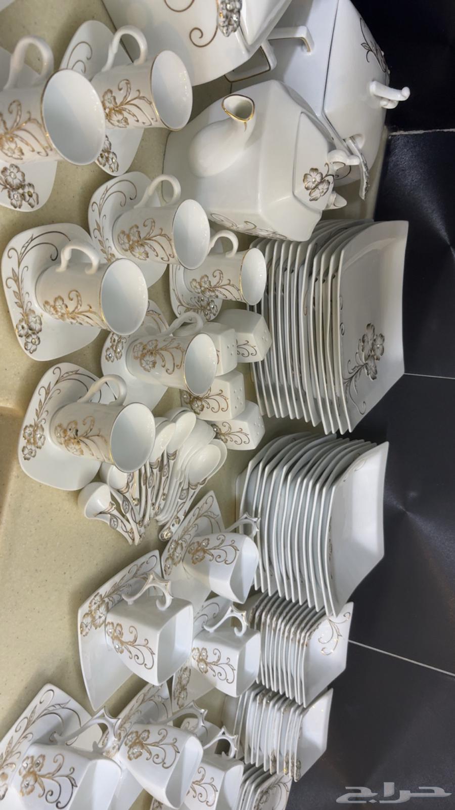 A dining set consisting of 12 pieces, each piece64441609211777112