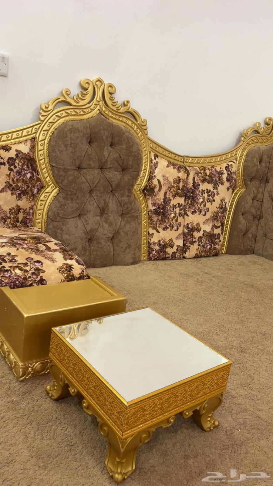 Council with a floor table64441076552067111