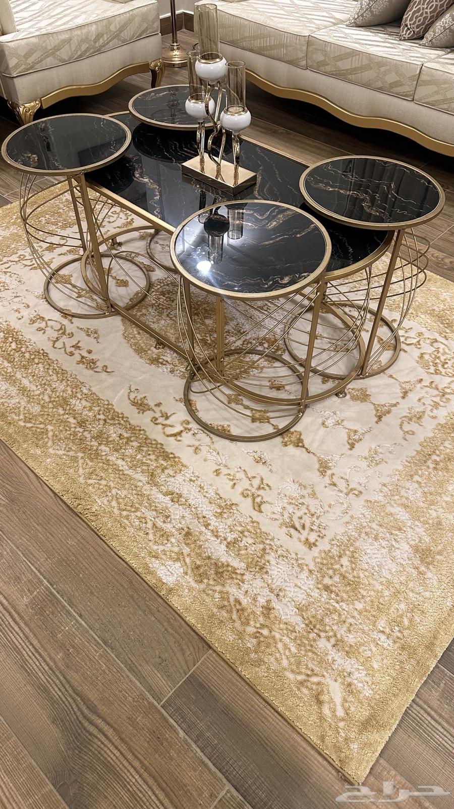 Table set with service floor mat64442090169346111