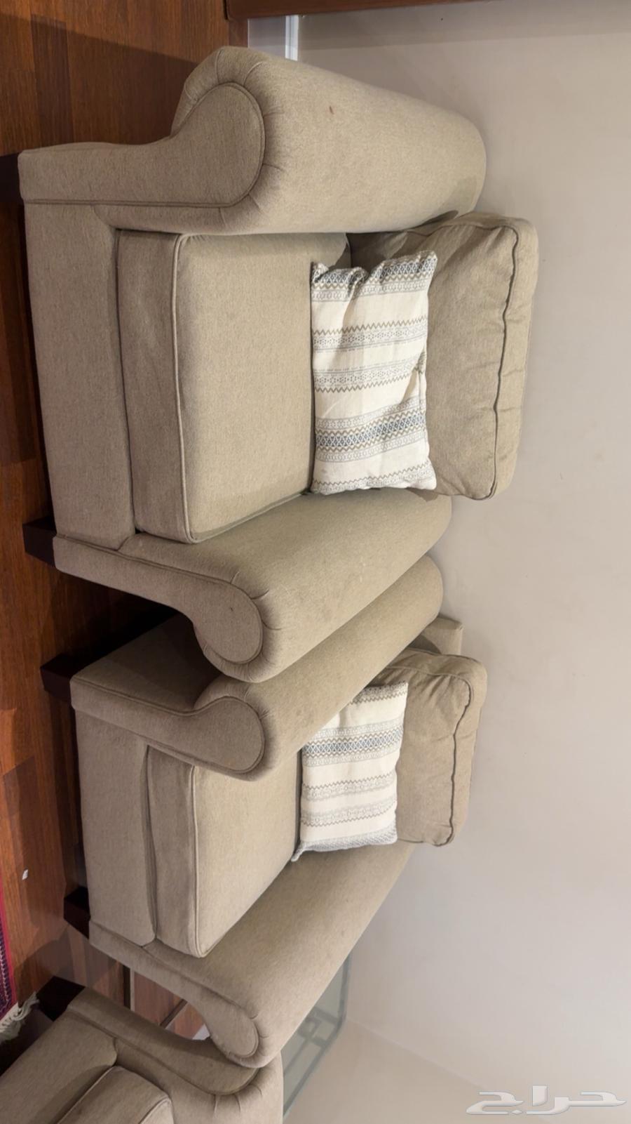 كنب مكون من 4 قطع مع خداديات يحتاج إلى غسيل فقط شبه جديد64441076518275113