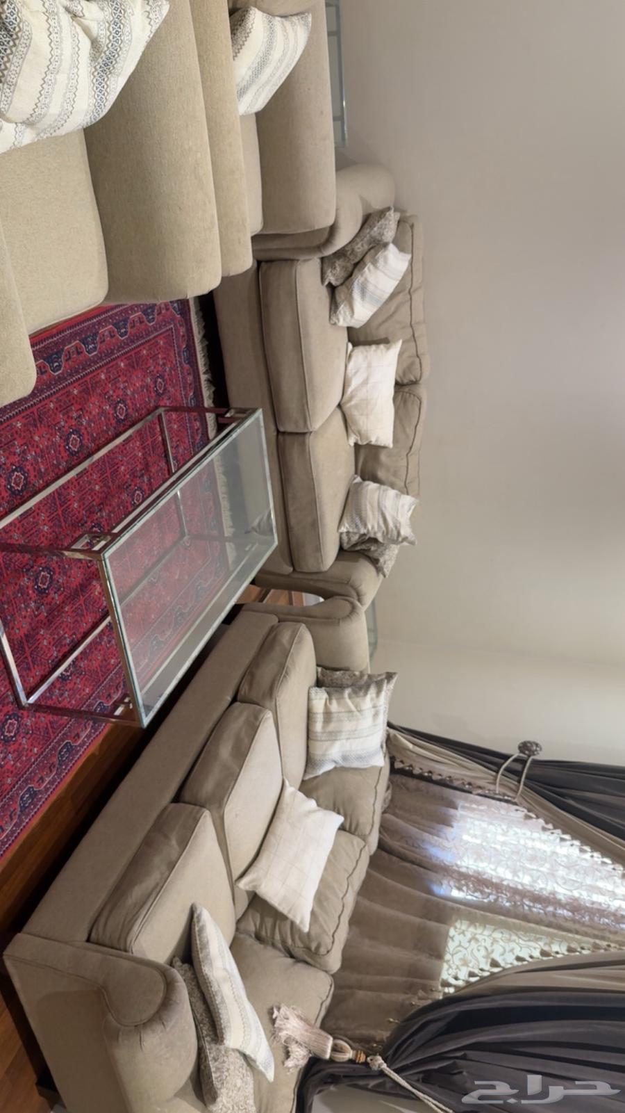 كنب مكون من 4 قطع مع خداديات يحتاج إلى غسيل فقط شبه جديد64441076518275110