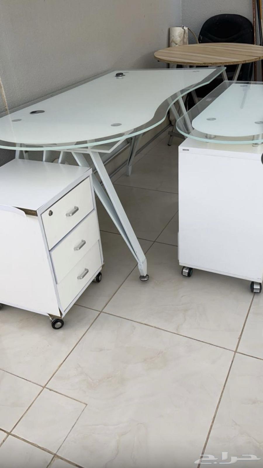 مكتب ابيض مع سكرتاريه64440191889281111