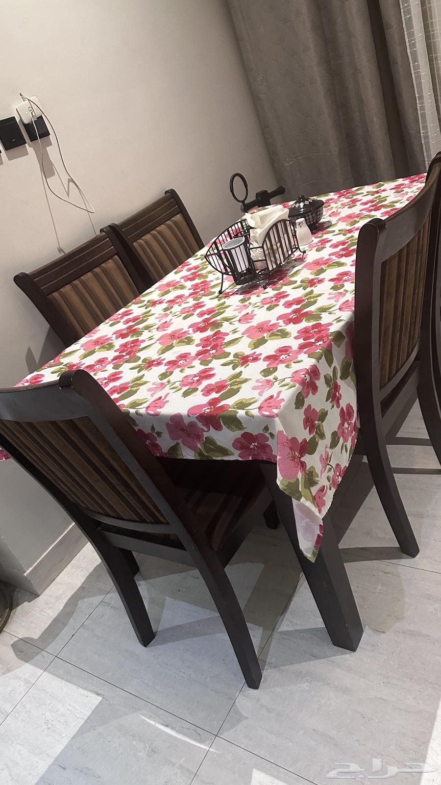 Dining table64441117376258113