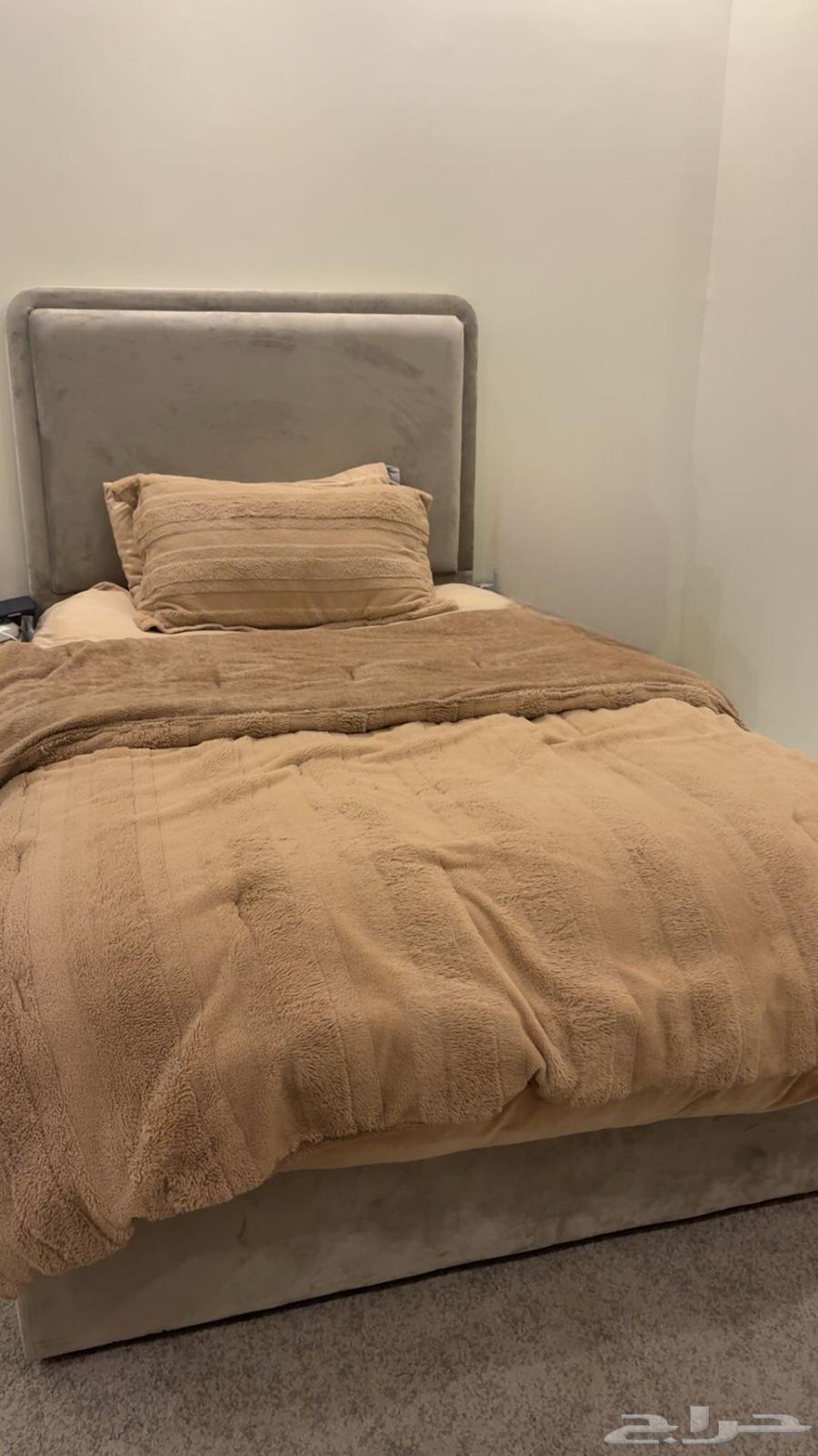 Bed with mattress64439037096834110