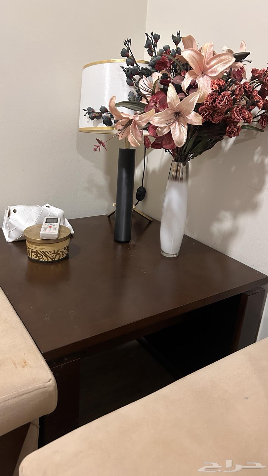 Sofa and table64439458468225110