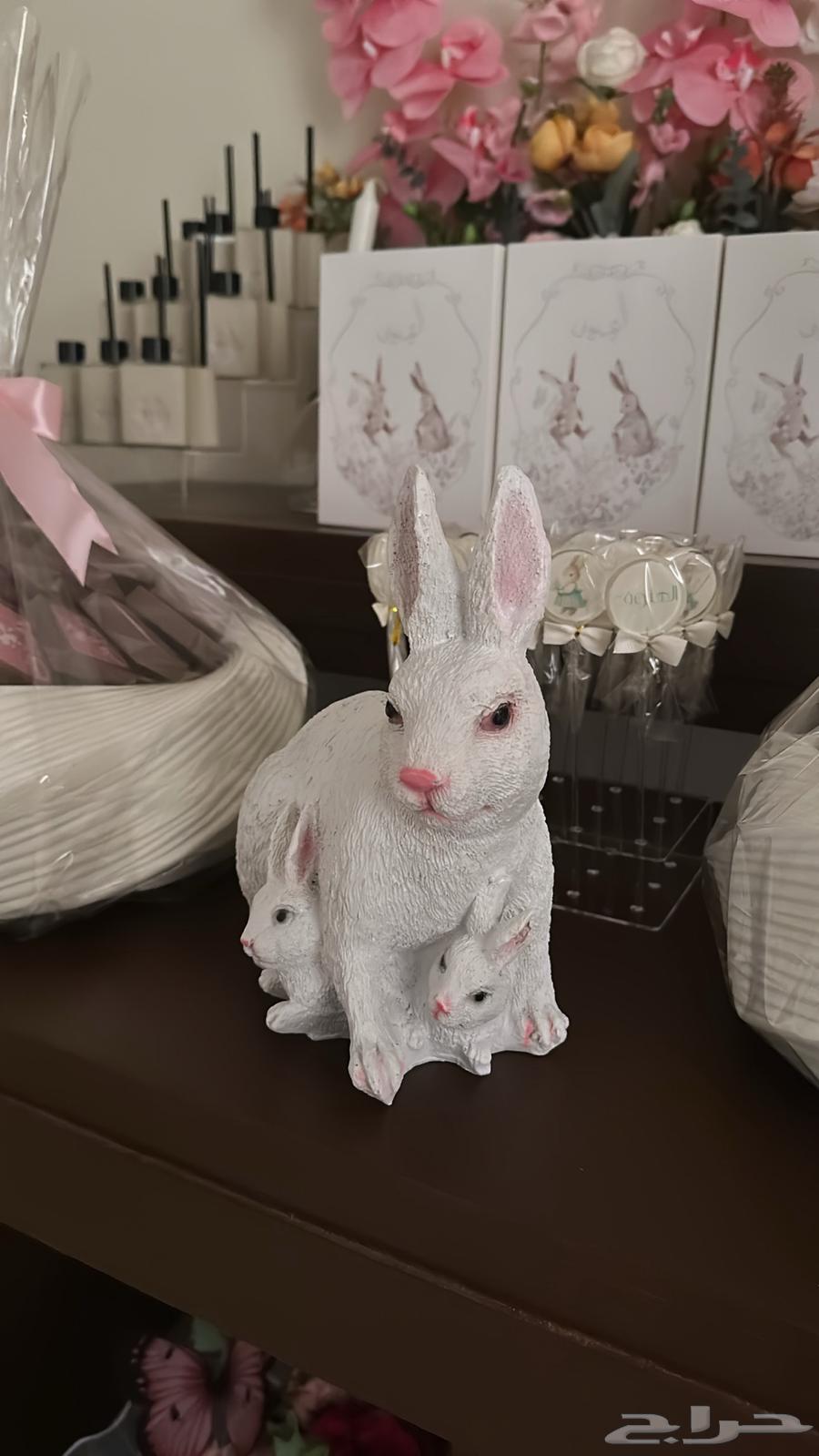 Large and small rabbit figurine64439375518467111