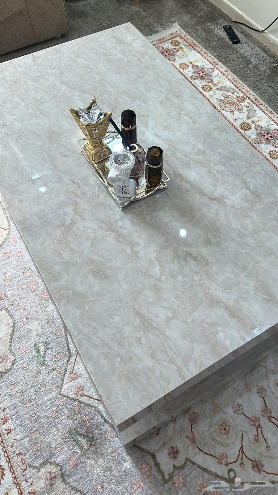 Marble-like table64436991337474110