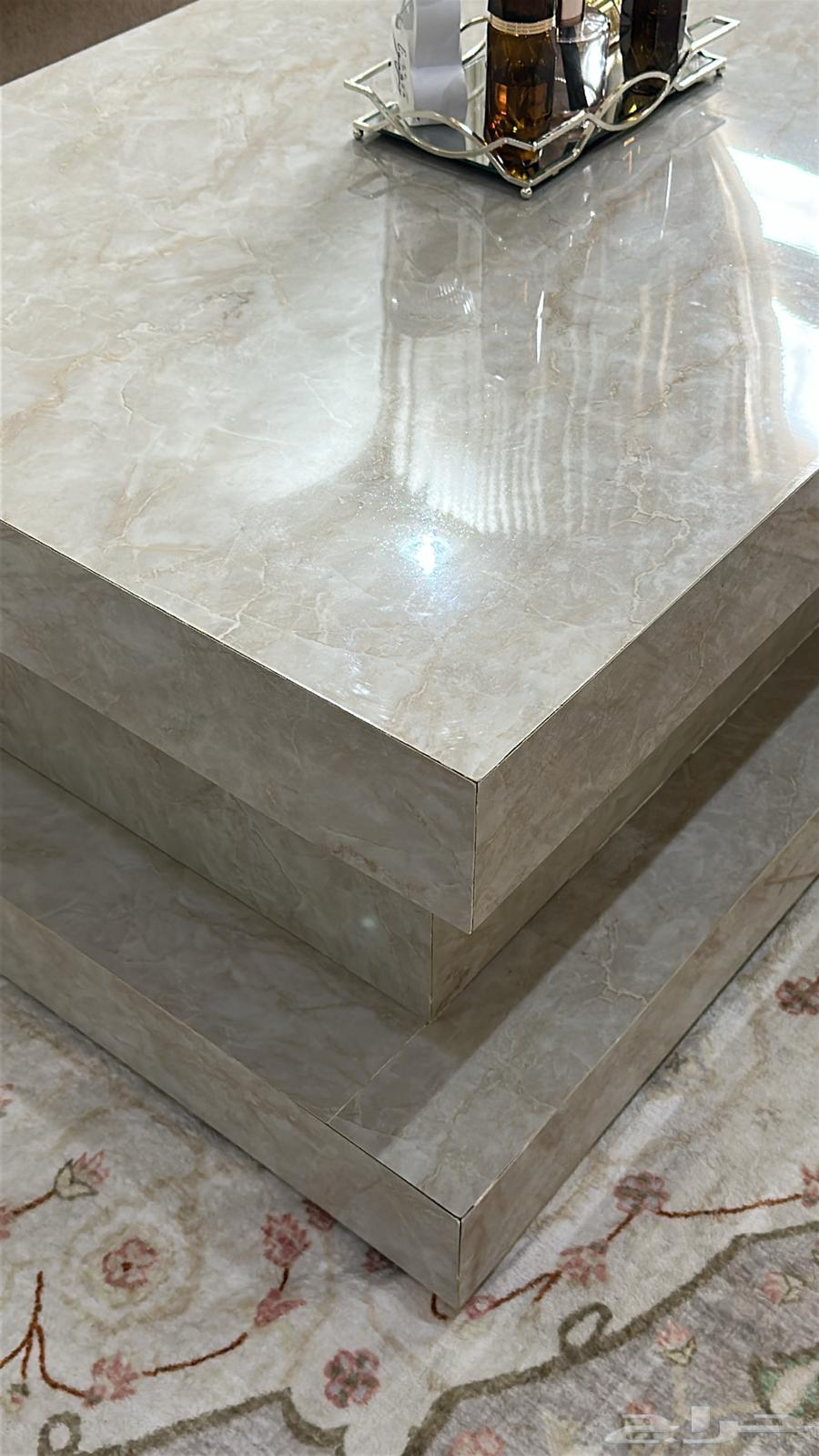 Marble-like table64436991337474111