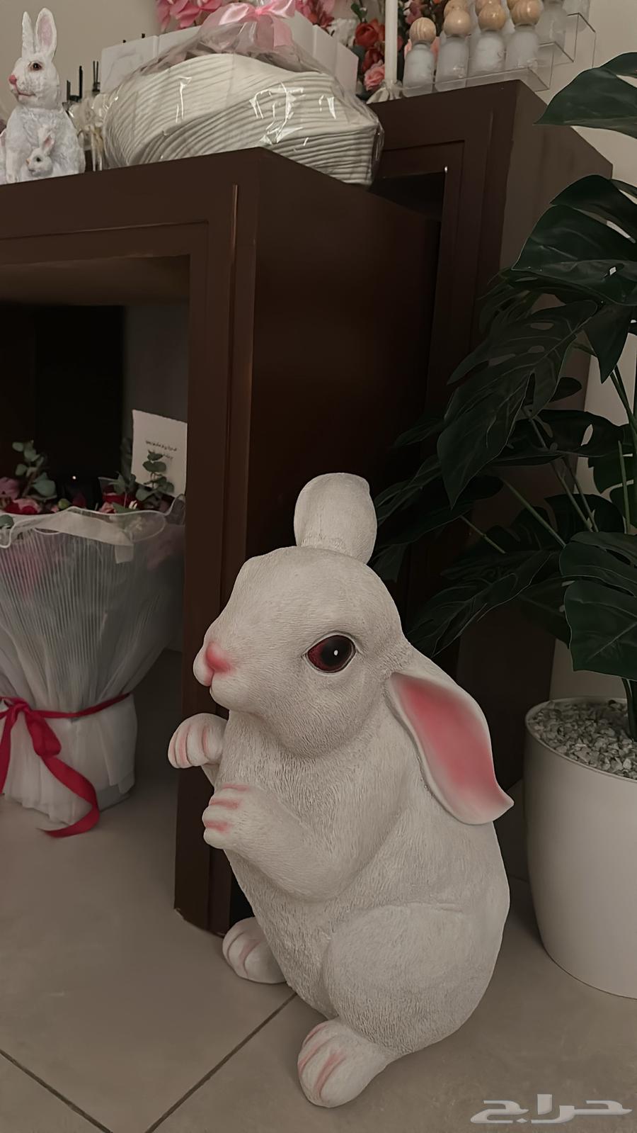 Large and small rabbit figurine64439375518467110