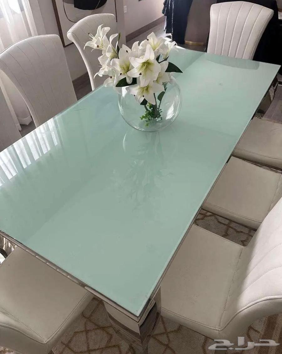 Dining table and chairs64439705787779110