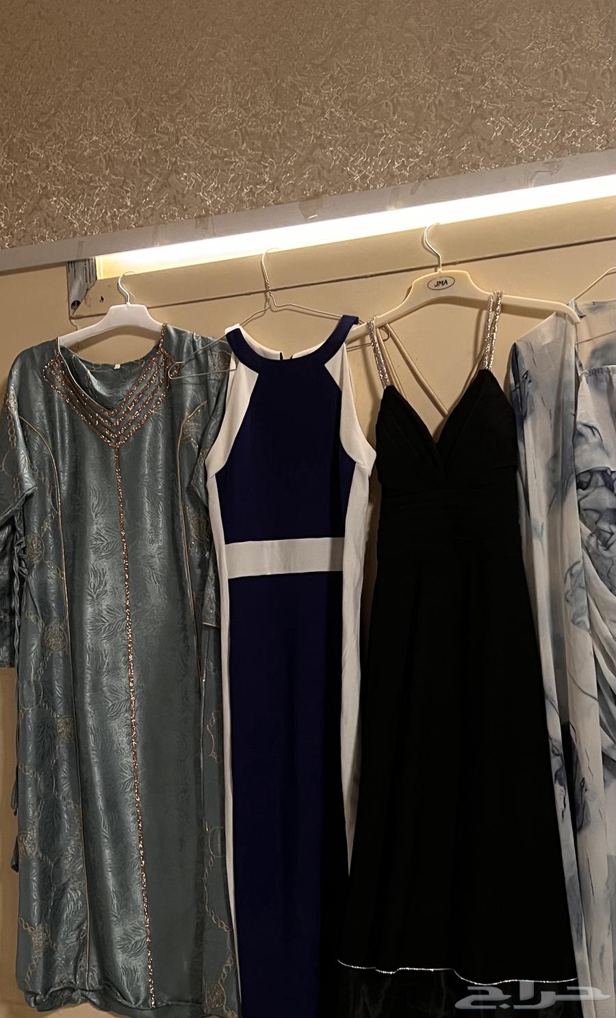 للبيع فساتين وجلابية شبه جديدة64437935087618110